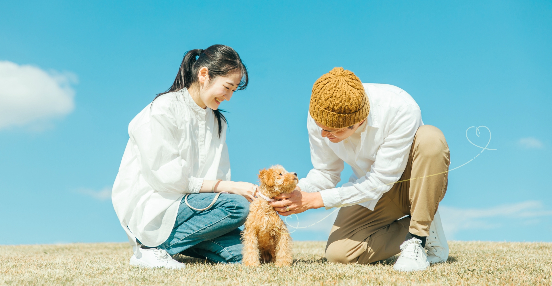 ペットと家族が笑いあっている写真